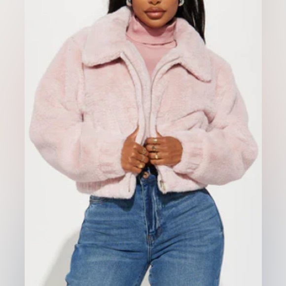 Jackets & Blazers - Faux fur cropped jacket. Front zipper, 2 pockets. Subtle pink. Size L. NWT